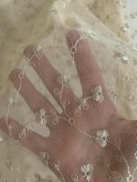 Art 1077 tessuto in tulle ricamato crema altezza cm280 ordine minimo mt 5 - immagine 2